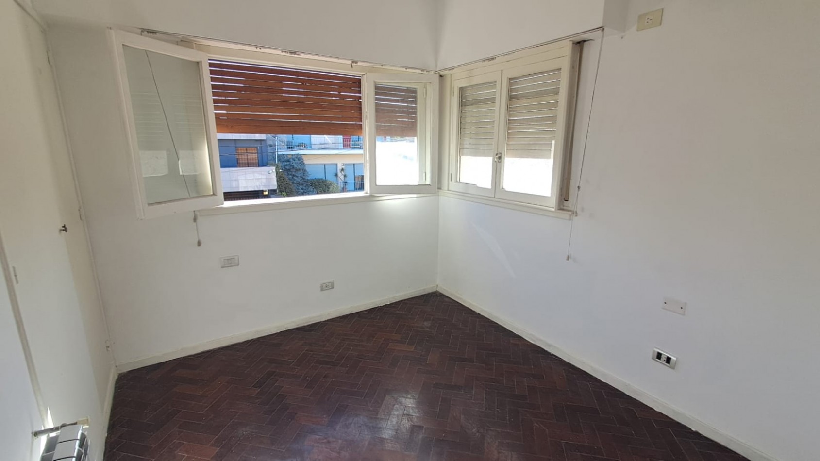 CASA 5 AMB CON 4 DORMITORIOS, LIVING, COMEDOR, COCINA, JARDIN , GARAGE PASANTE  Y FONDO PARQUIZADO C/ PILETA.REF.866