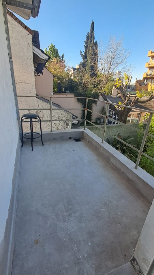 CASA 5 AMB CON 4 DORMITORIOS, LIVING, COMEDOR, COCINA, JARDIN , GARAGE PASANTE  Y FONDO PARQUIZADO C/ PILETA.REF.866