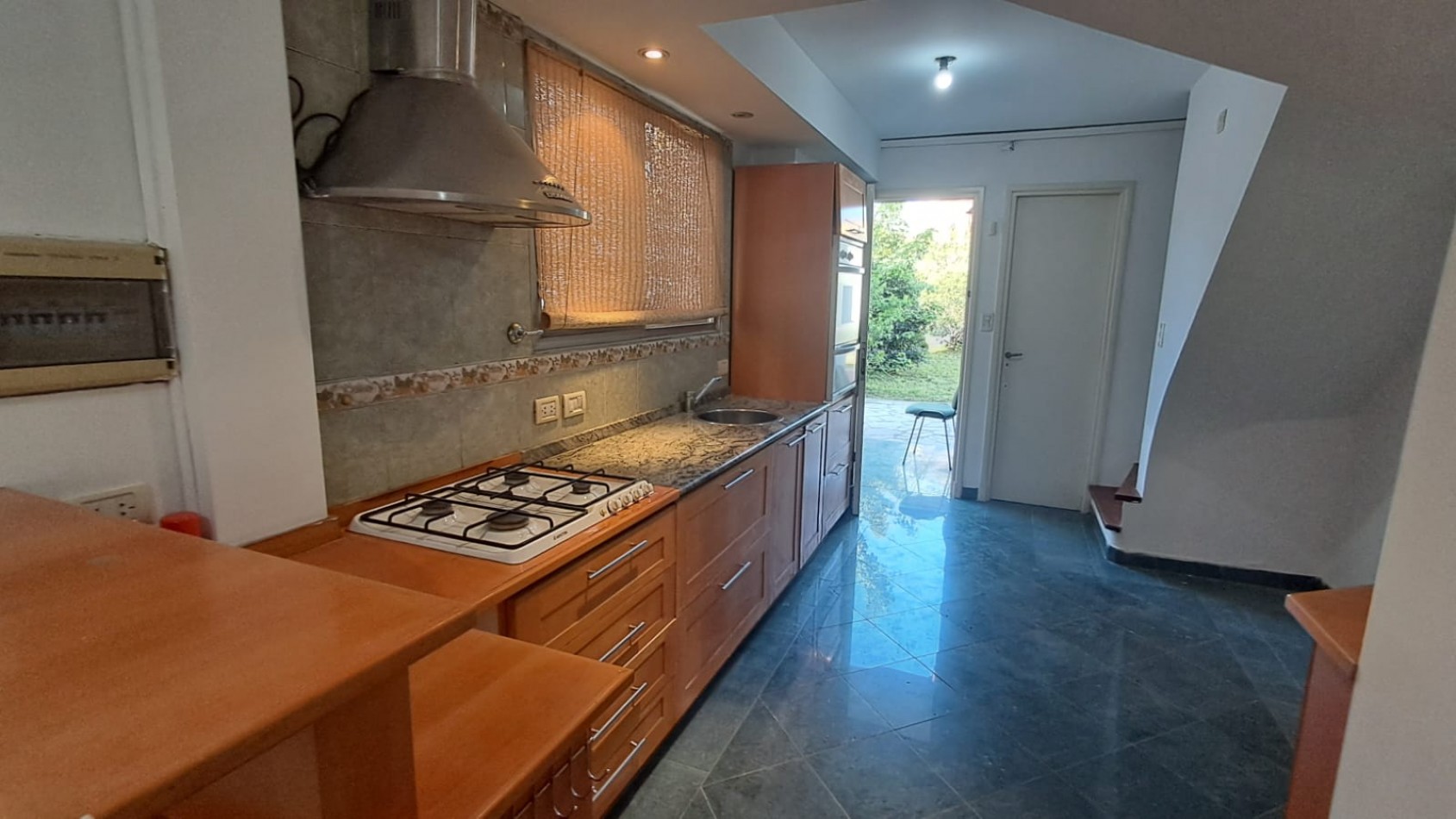 CASA 5 AMB CON 4 DORMITORIOS, LIVING, COMEDOR, COCINA, JARDIN , GARAGE PASANTE  Y FONDO PARQUIZADO C/ PILETA.REF.866