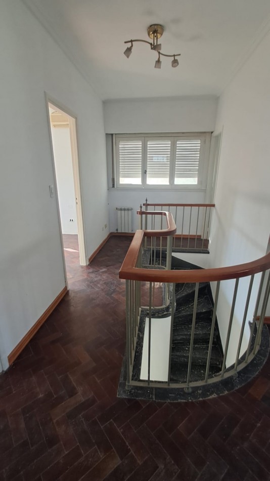 CASA 5 AMB CON 4 DORMITORIOS, LIVING, COMEDOR, COCINA, JARDIN , GARAGE PASANTE  Y FONDO PARQUIZADO C/ PILETA.REF.866