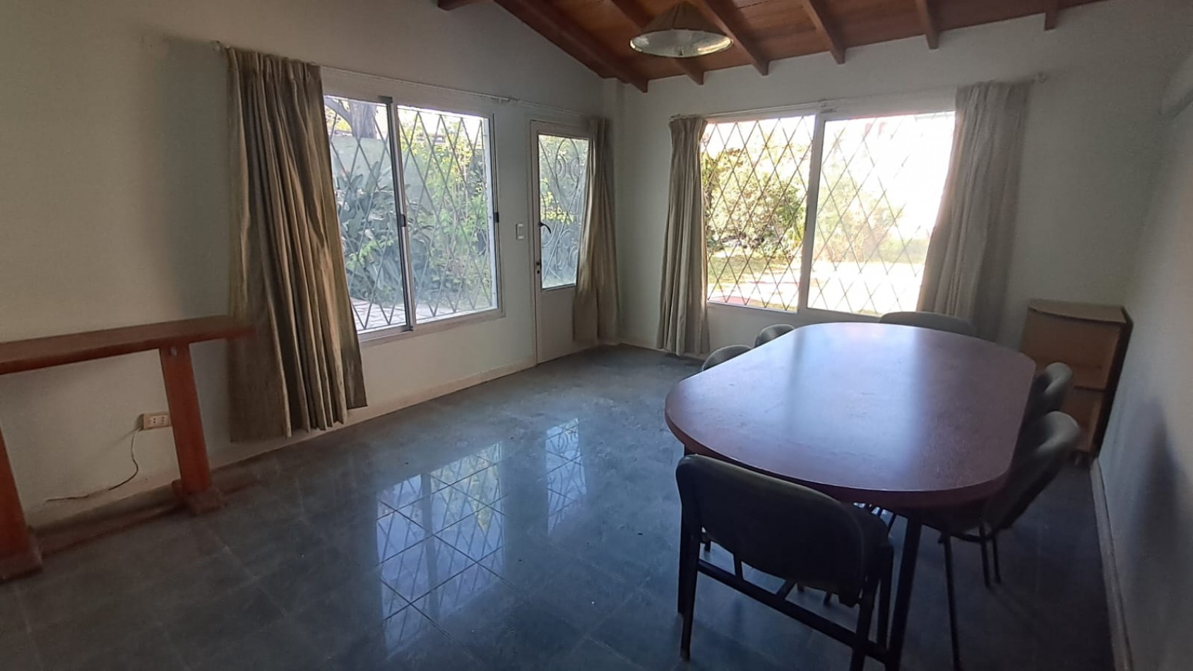 CASA 5 AMB CON 4 DORMITORIOS, LIVING, COMEDOR, COCINA, JARDIN , GARAGE PASANTE  Y FONDO PARQUIZADO C/ PILETA.REF.866