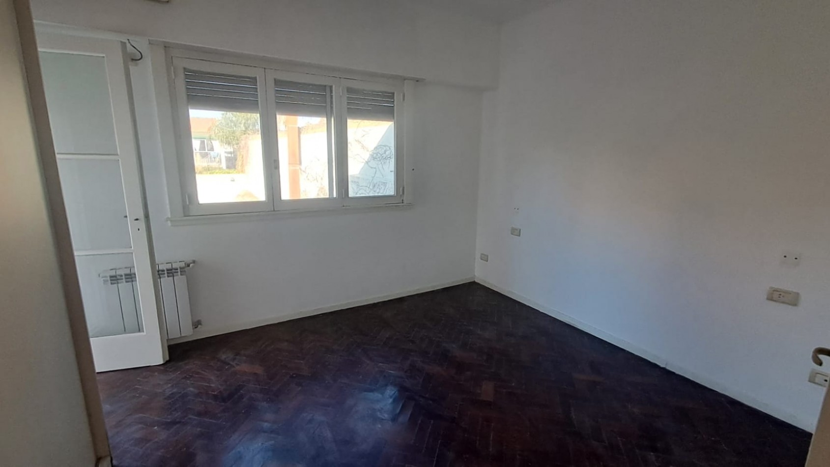 CASA 5 AMB CON 4 DORMITORIOS, LIVING, COMEDOR, COCINA, JARDIN , GARAGE PASANTE  Y FONDO PARQUIZADO C/ PILETA.REF.866