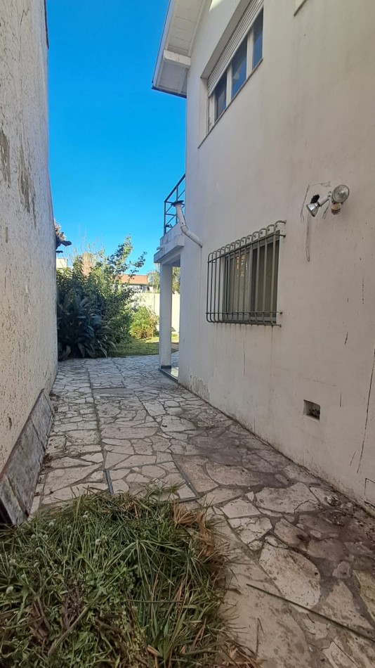 CASA 5 AMB CON 4 DORMITORIOS, LIVING, COMEDOR, COCINA, JARDIN , GARAGE PASANTE  Y FONDO PARQUIZADO C/ PILETA.REF.866