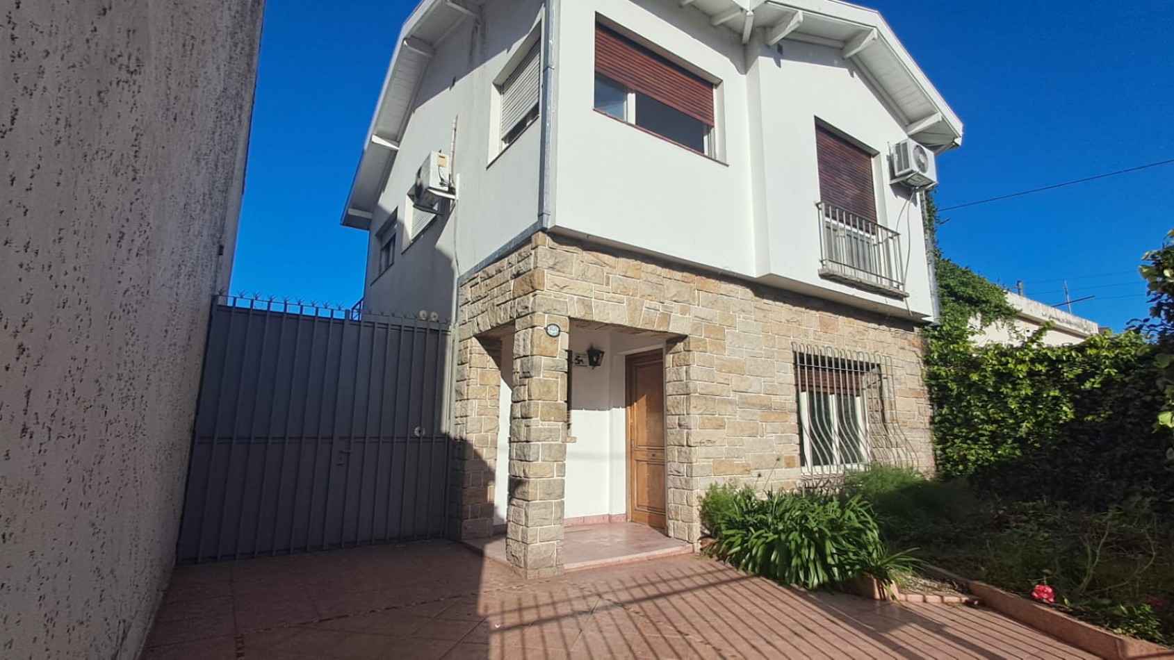 CASA 5 AMB CON 4 DORMITORIOS, LIVING, COMEDOR, COCINA, JARDIN , GARAGE PASANTE  Y FONDO PARQUIZADO C/ PILETA.REF.866