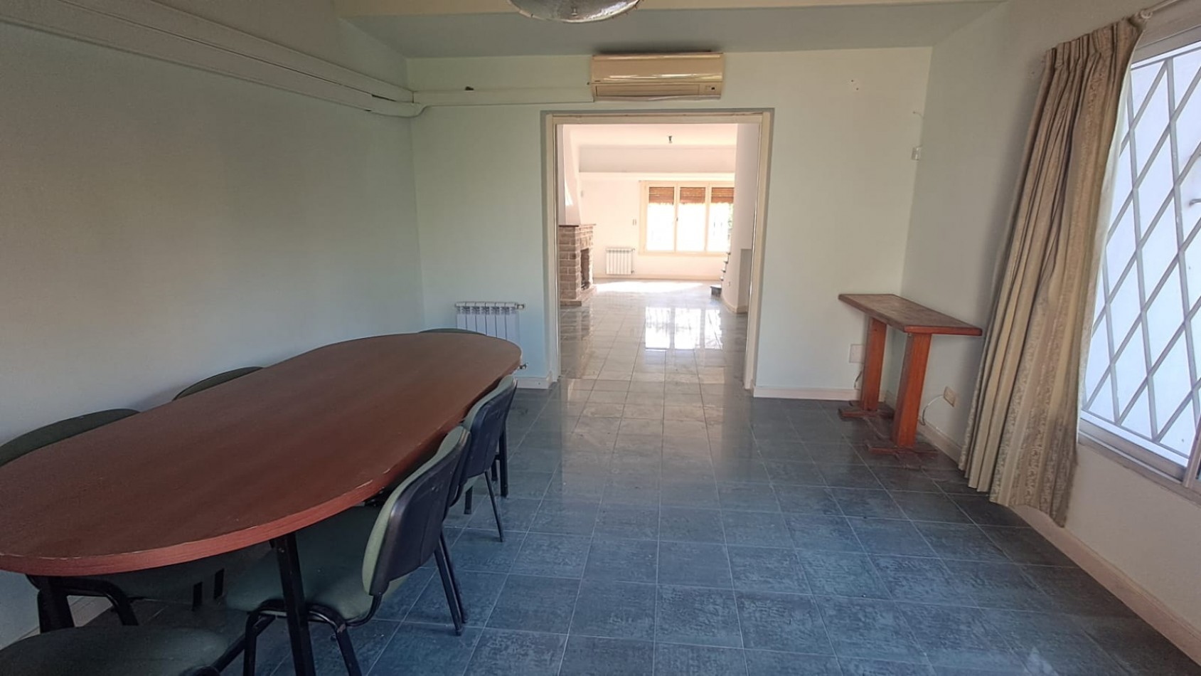 CASA 5 AMB CON 4 DORMITORIOS, LIVING, COMEDOR, COCINA, JARDIN , GARAGE PASANTE  Y FONDO PARQUIZADO C/ PILETA.REF.866