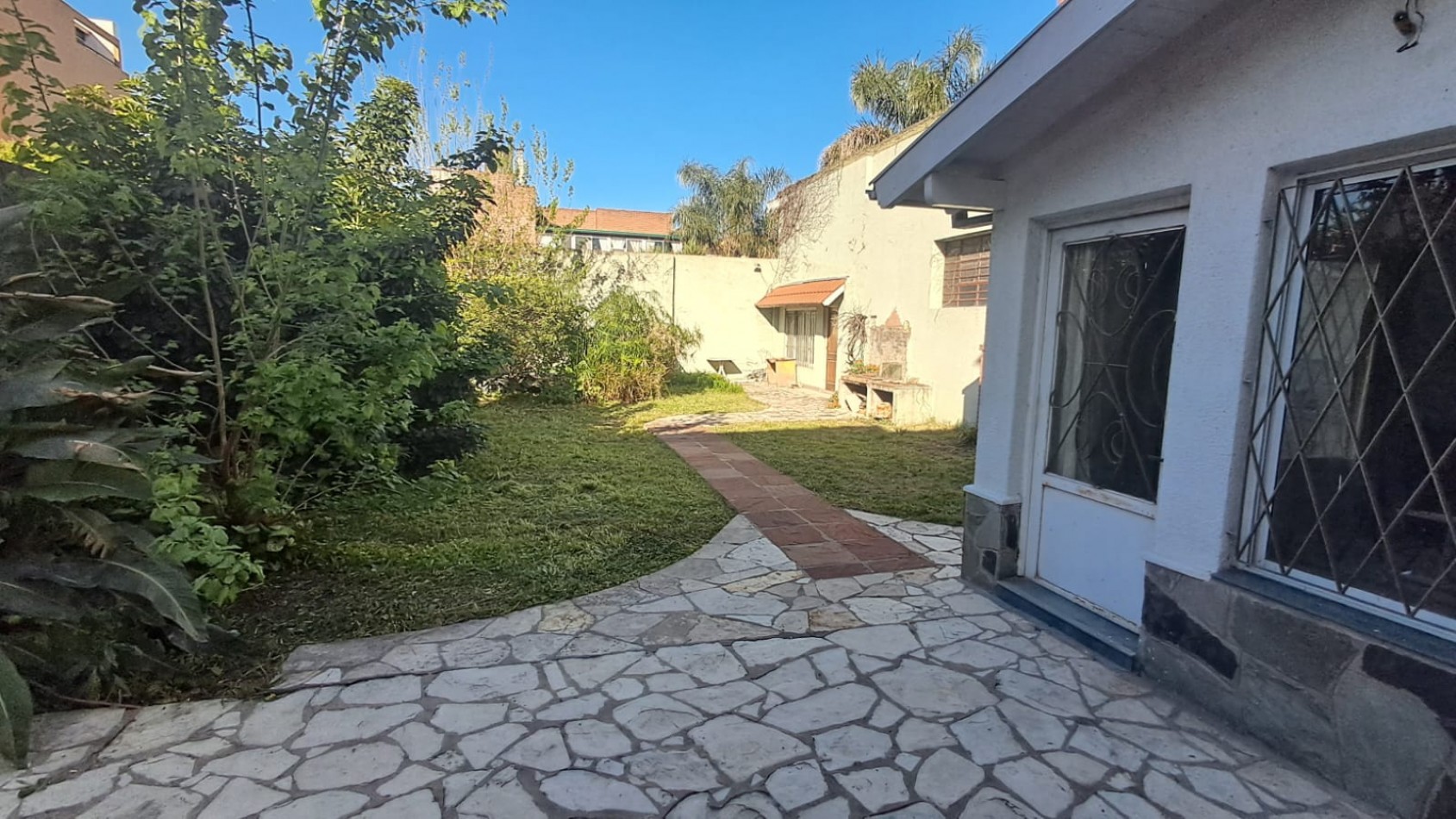 CASA 5 AMB CON 4 DORMITORIOS, LIVING, COMEDOR, COCINA, JARDIN , GARAGE PASANTE  Y FONDO PARQUIZADO C/ PILETA.REF.866