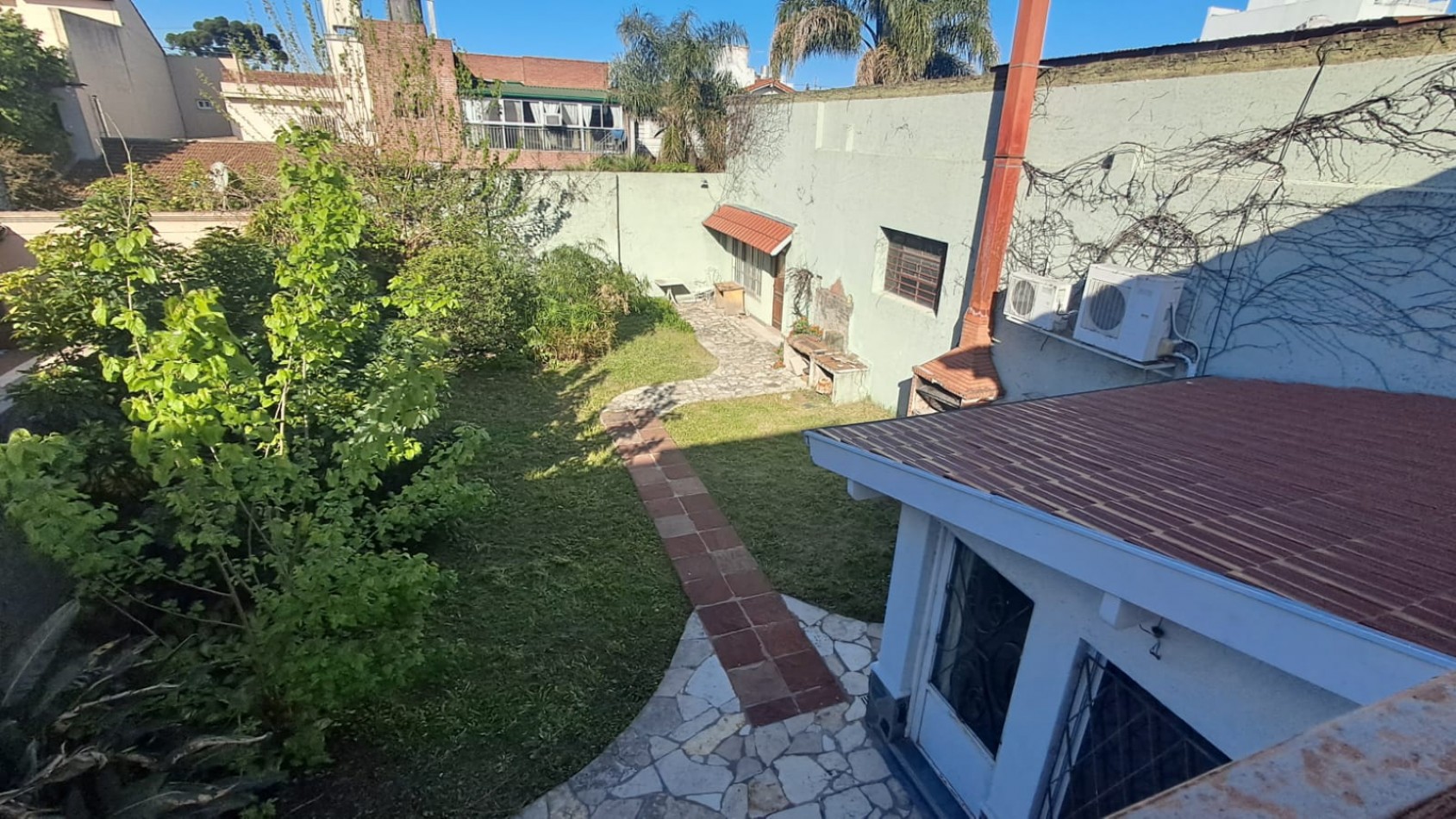 CASA 5 AMB CON 4 DORMITORIOS, LIVING, COMEDOR, COCINA, JARDIN , GARAGE PASANTE  Y FONDO PARQUIZADO C/ PILETA.REF.866