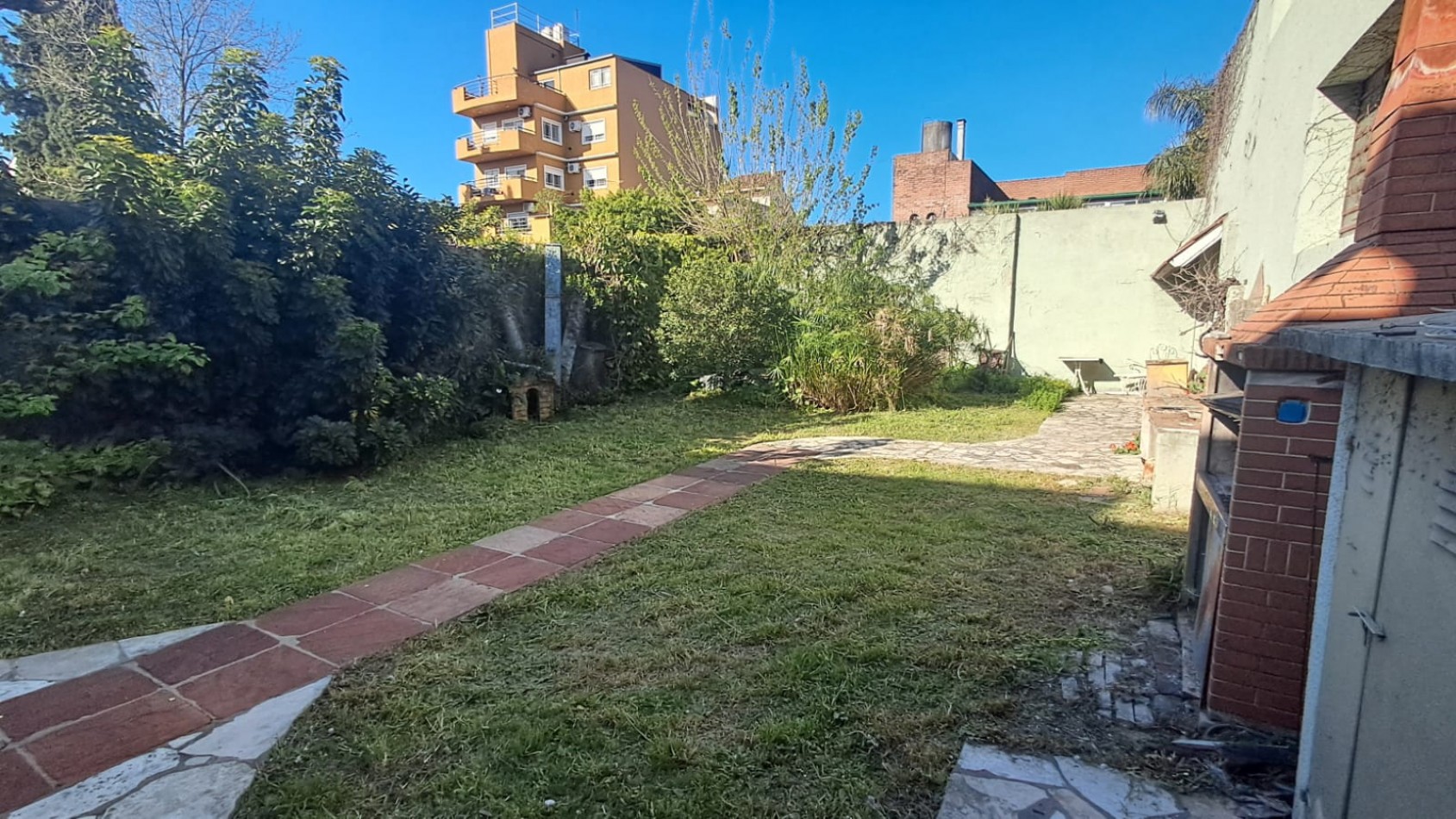 CASA 5 AMB CON 4 DORMITORIOS, LIVING, COMEDOR, COCINA, JARDIN , GARAGE PASANTE  Y FONDO PARQUIZADO C/ PILETA.REF.866