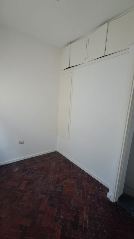 CASA 5 AMB CON 4 DORMITORIOS, LIVING, COMEDOR, COCINA, JARDIN , GARAGE PASANTE  Y FONDO PARQUIZADO C/ PILETA.REF.866