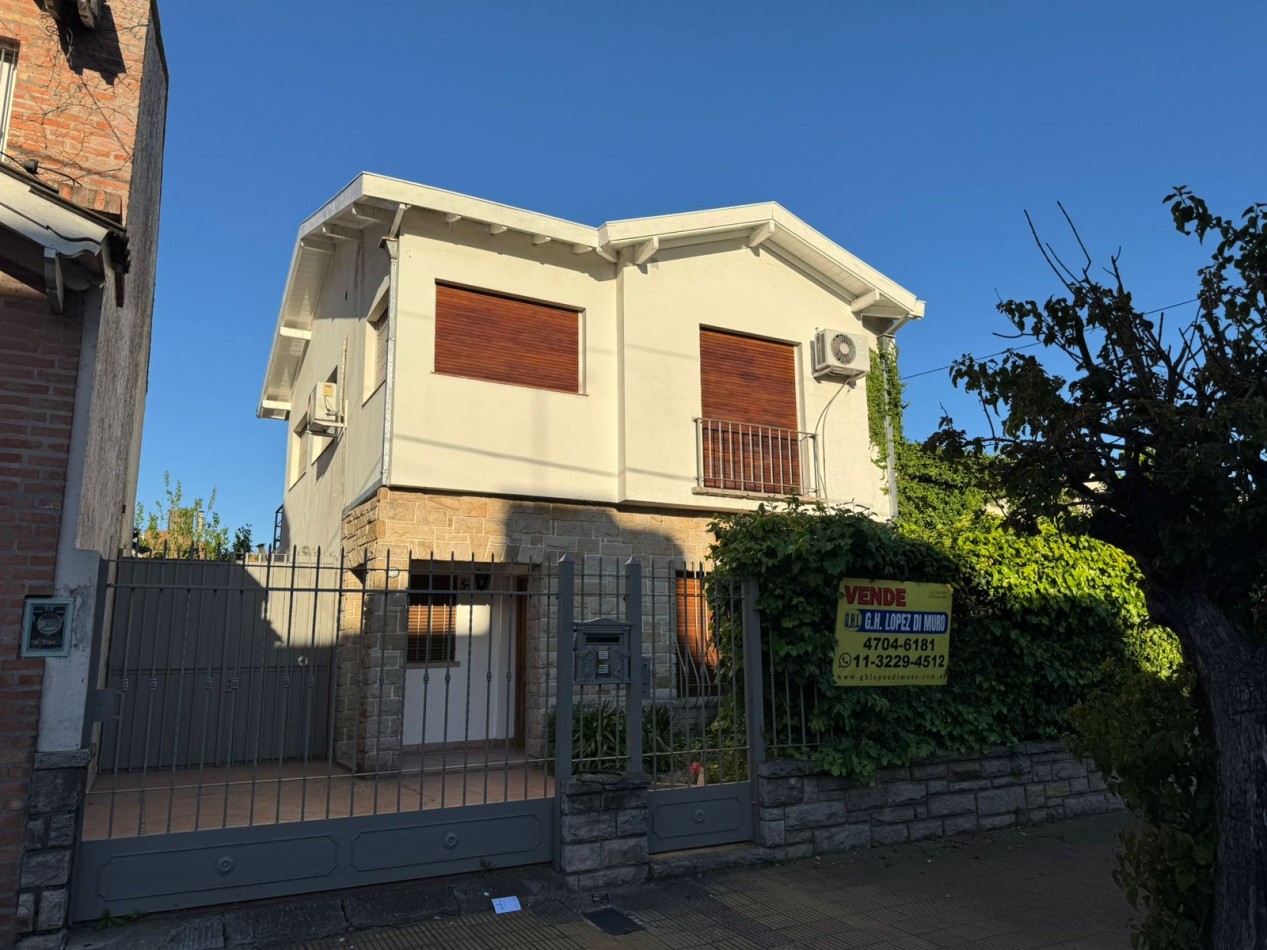 CASA 5 AMB CON 4 DORMITORIOS, LIVING, COMEDOR, COCINA, JARDIN , GARAGE PASANTE  Y FONDO PARQUIZADO C/ PILETA.REF.866