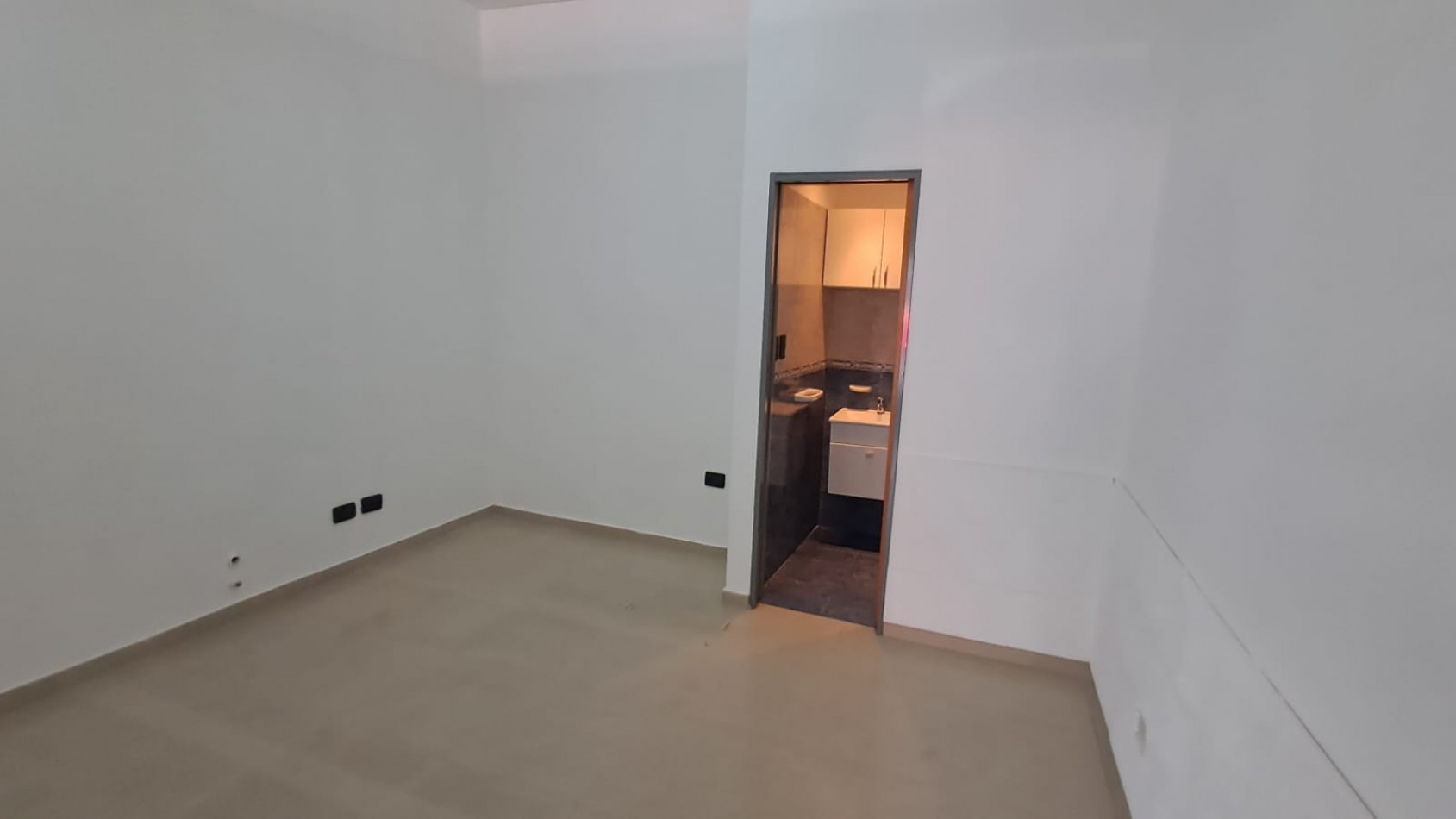 LOCAL CON DEPOSITO Y BAÑO (CENTRICO).REF.871/1