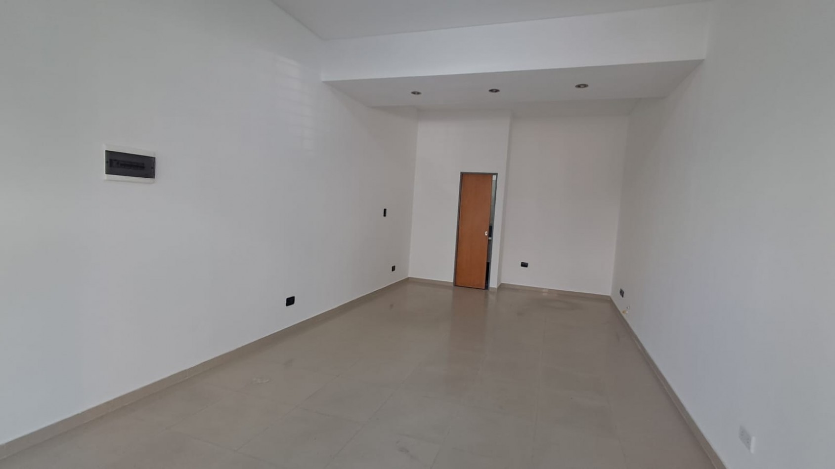 LOCAL CON BAÑO (CENTRICO).REF.871/2