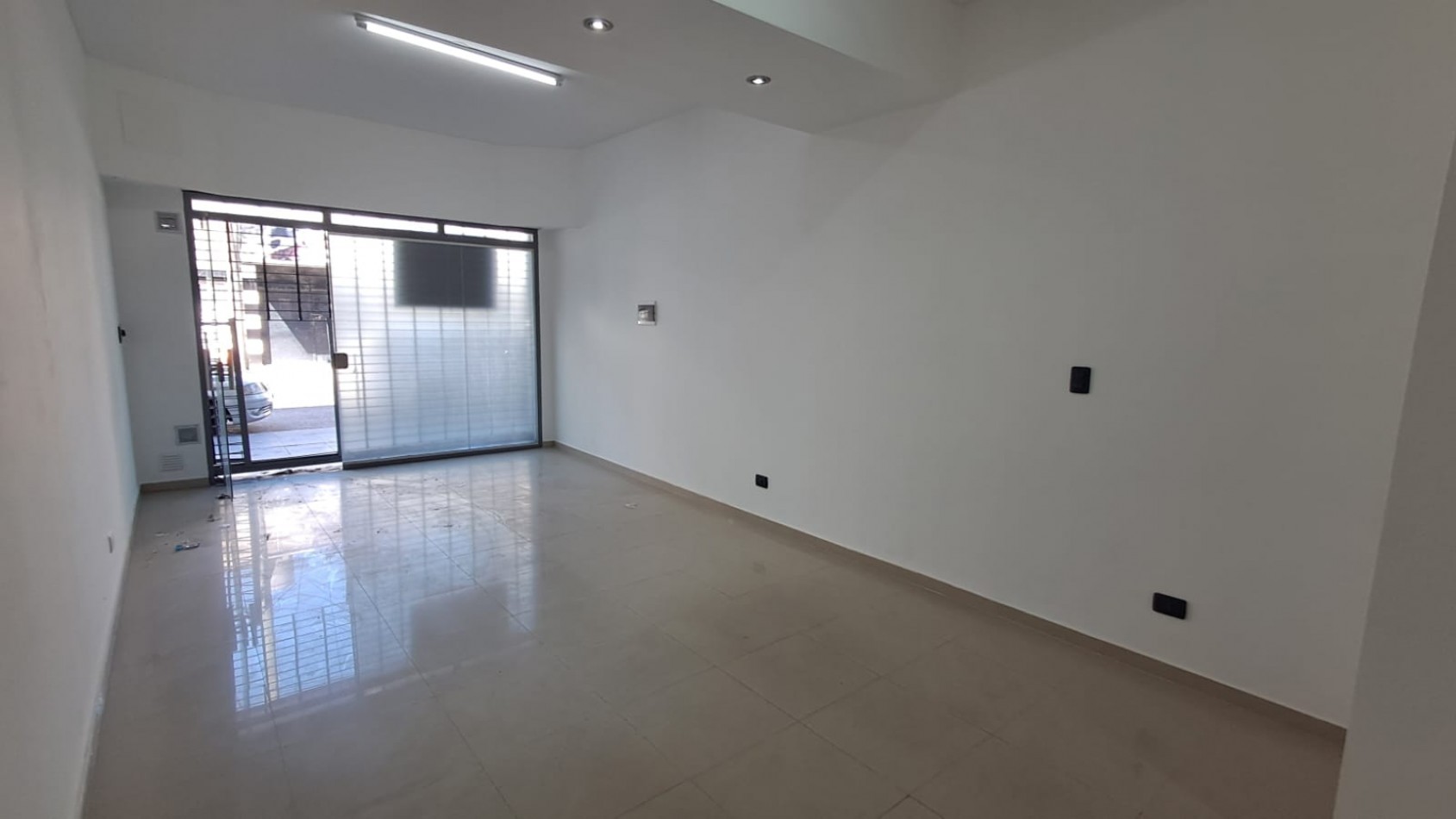 LOCAL CON BAÑO (CENTRICO).REF.871/2