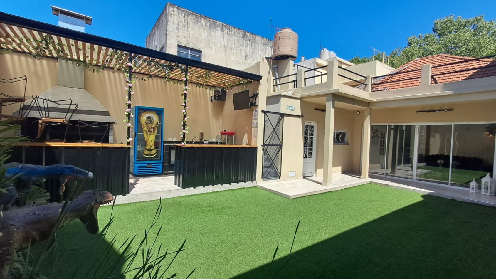 SALON DE FIESTA CON PATIO, PARRILLA Y QUINCHO.REF.868