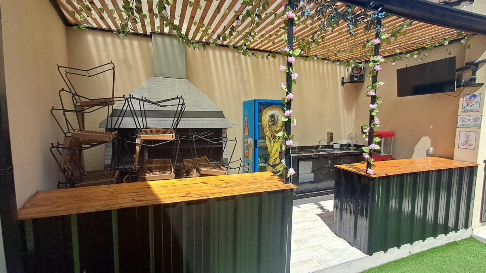 SALON DE FIESTA CON PATIO, PARRILLA Y QUINCHO.REF.868