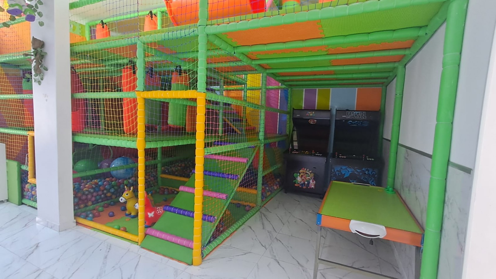 SALON DE FIESTA CON PATIO, PARRILLA Y QUINCHO.REF.868