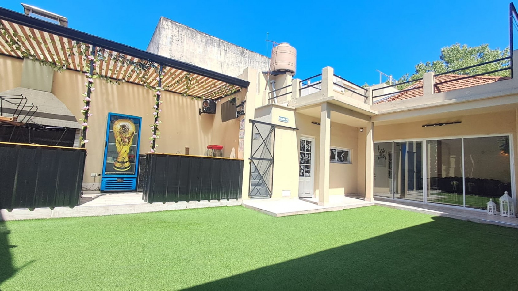 SALON DE FIESTA CON PATIO, PARRILLA Y QUINCHO.REF.868