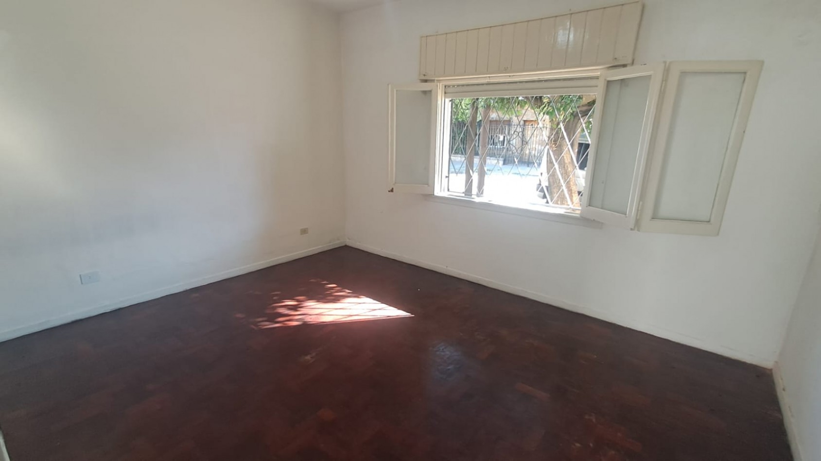 PH 2 PB AL FRENTE CON COCHERA, PATIO Y TERRAZA  "SIN EXPENSAS" REF. 880