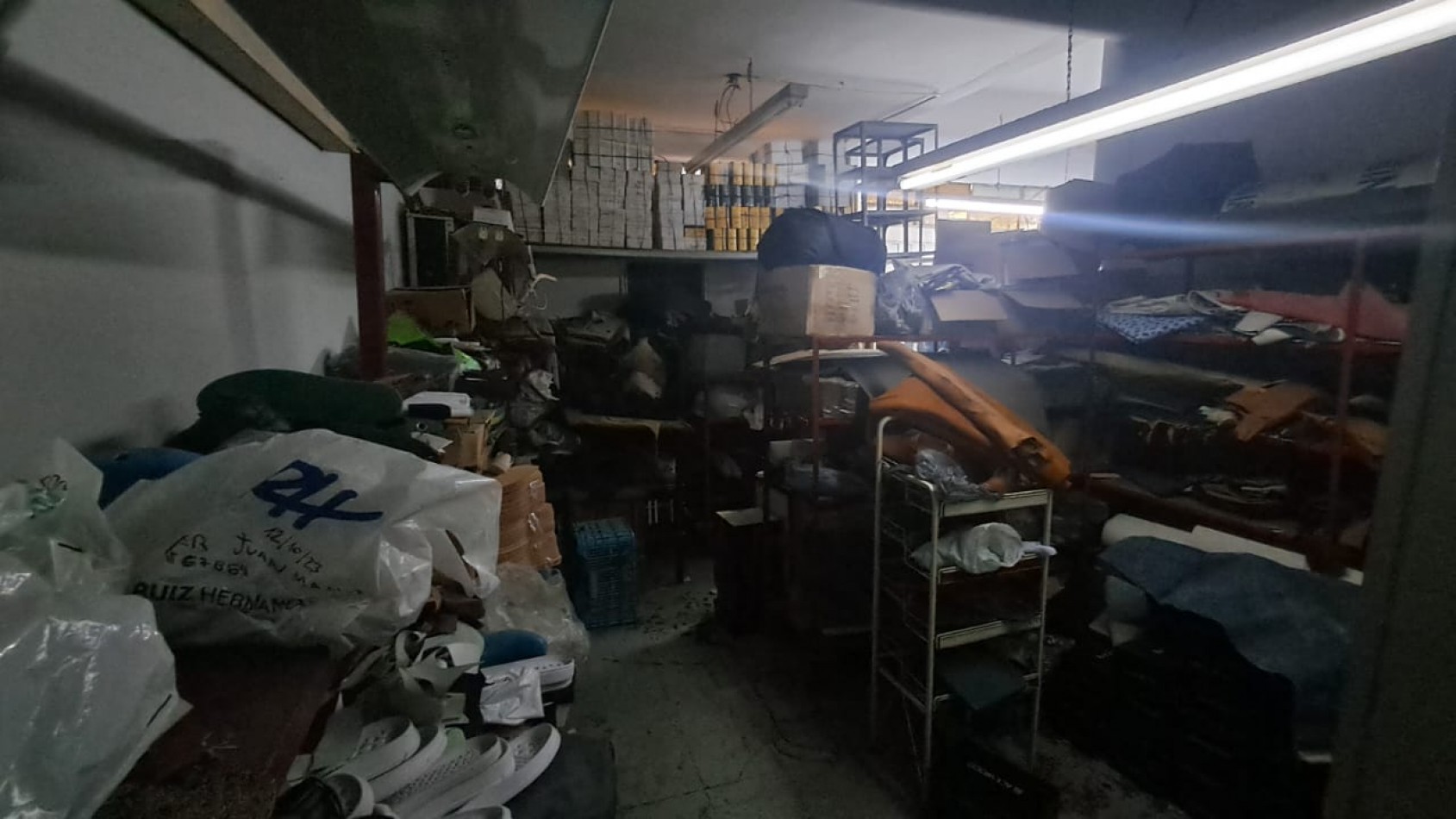  2 LOCALES UNIDOS CON BAÑO Y DEPOSITO (VENTA EN BLOCK)