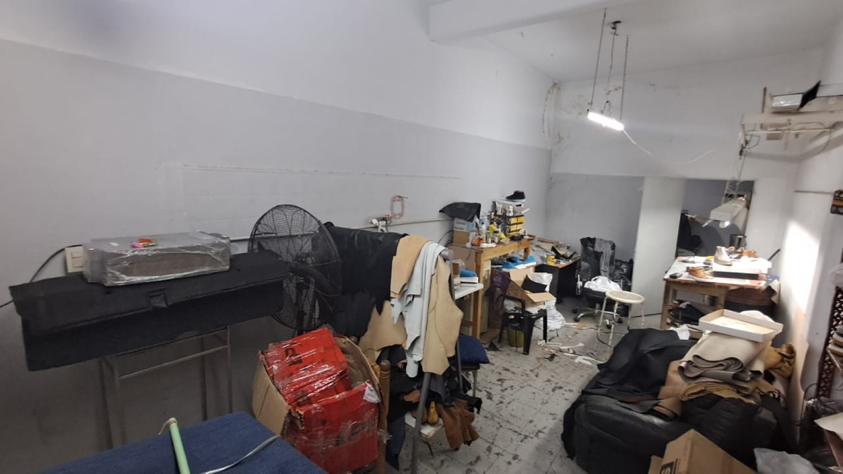  2 LOCALES UNIDOS CON BAÑO Y DEPOSITO (VENTA EN BLOCK)