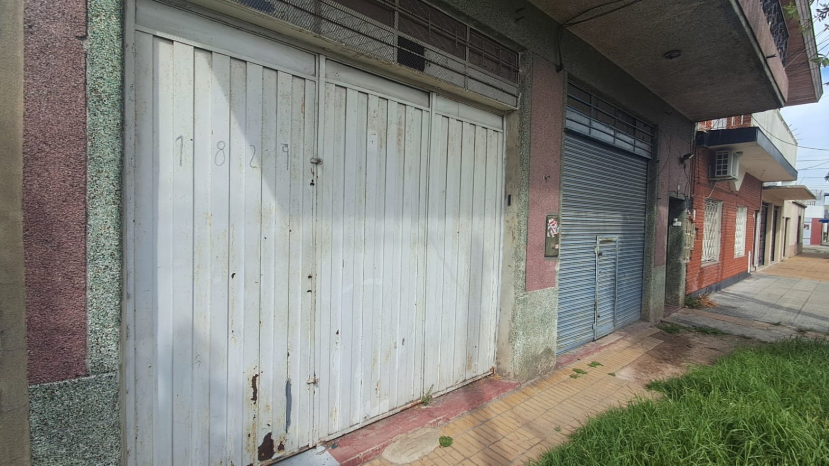  2 LOCALES UNIDOS CON BAÑO Y DEPOSITO (VENTA EN BLOCK)