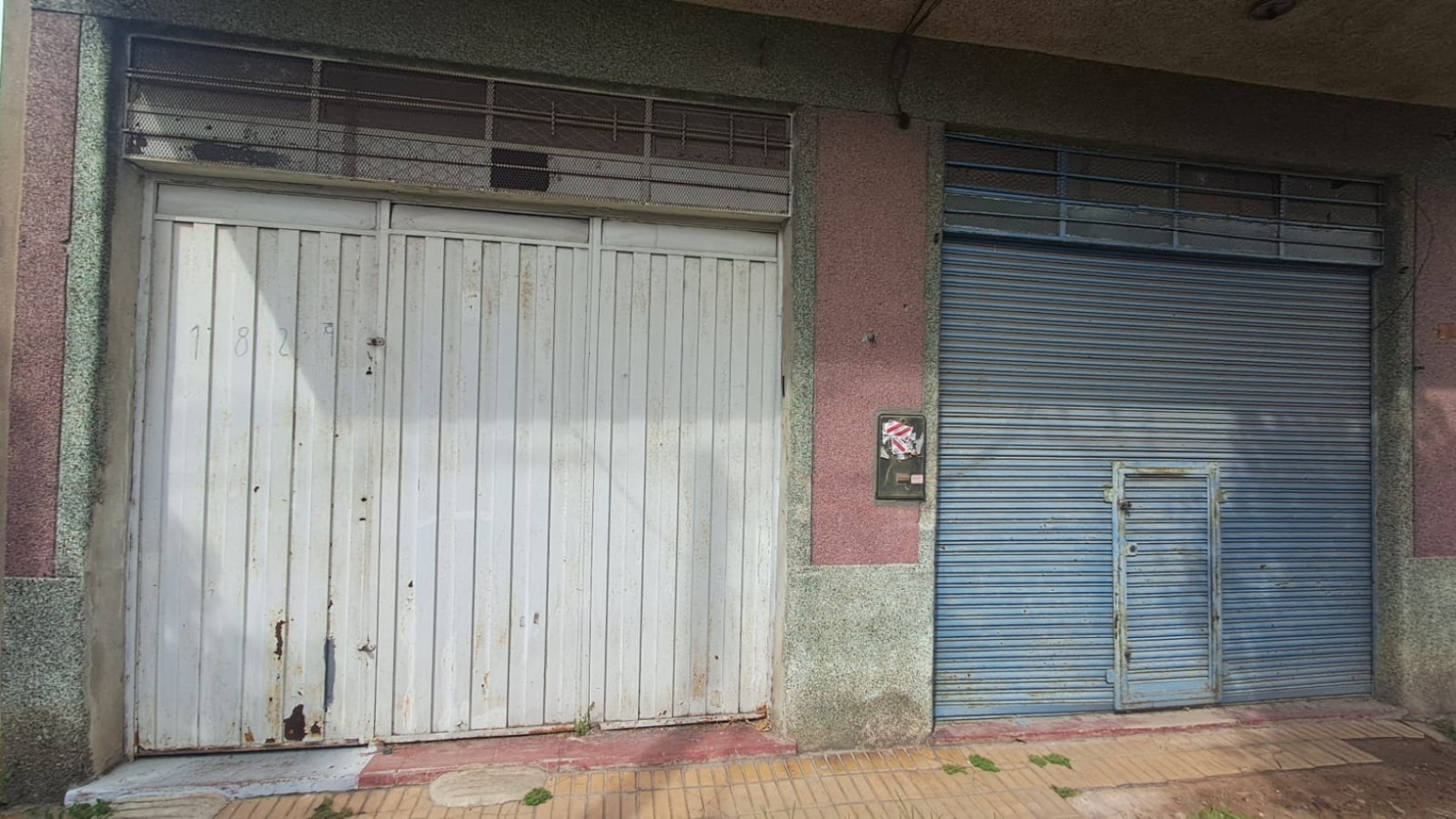  2 LOCALES UNIDOS CON BAÑO Y DEPOSITO (VENTA EN BLOCK)