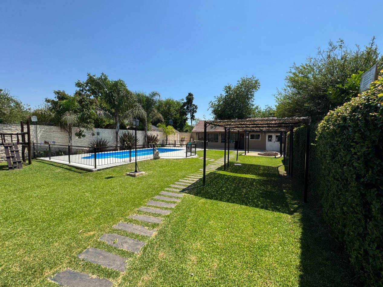 CASA QUINTA 3 AMBIENTES EN LOTE DE 734 m² CON PARQUE, QUINCHO Y PILETA. REF. 882