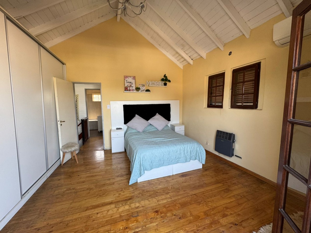 CASA QUINTA 3 AMBIENTES EN LOTE DE 734 m² CON PARQUE, QUINCHO Y PILETA. REF. 882