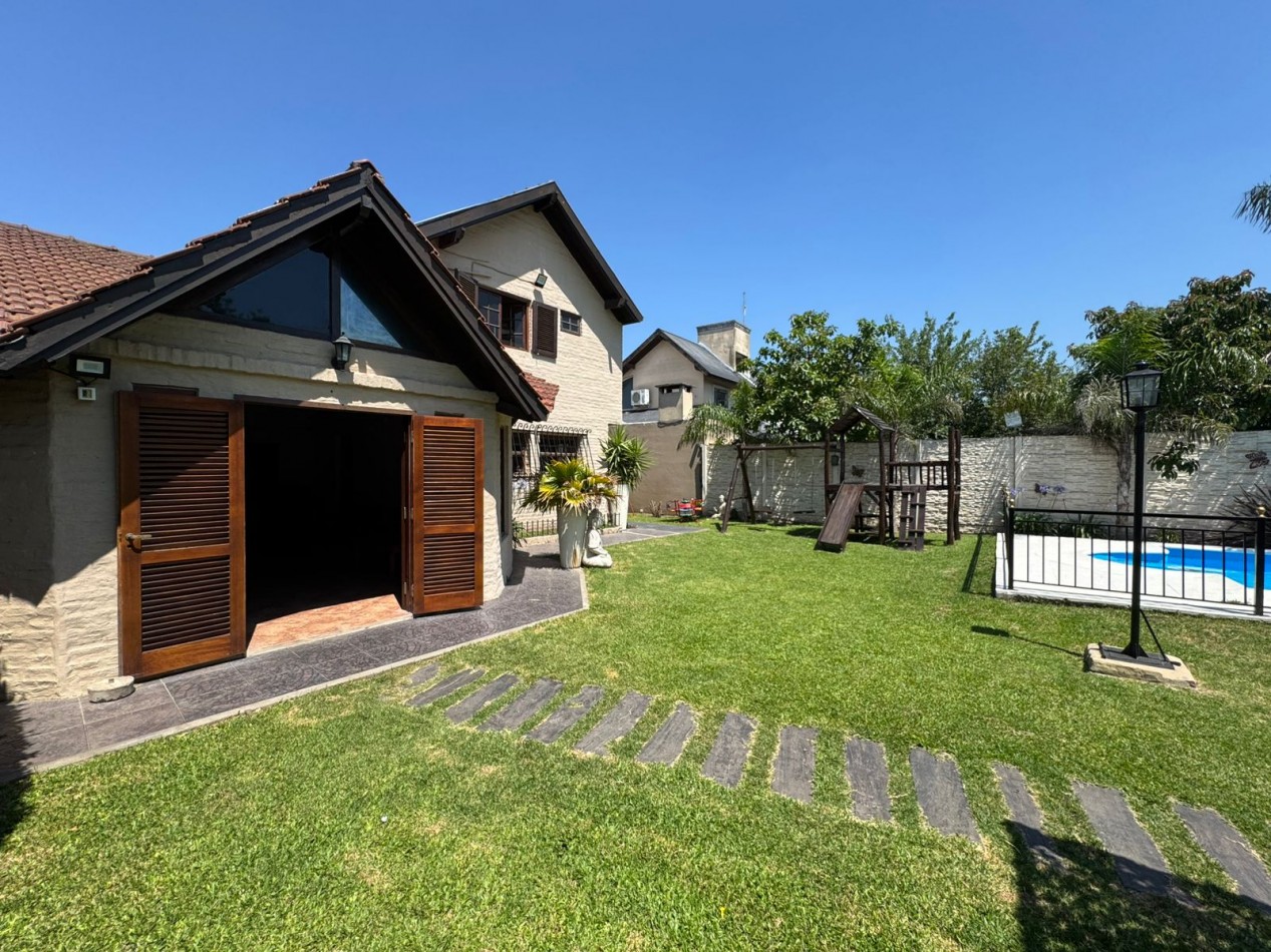 CASA QUINTA 3 AMBIENTES EN LOTE DE 734 m² CON PARQUE, QUINCHO Y PILETA. REF. 882