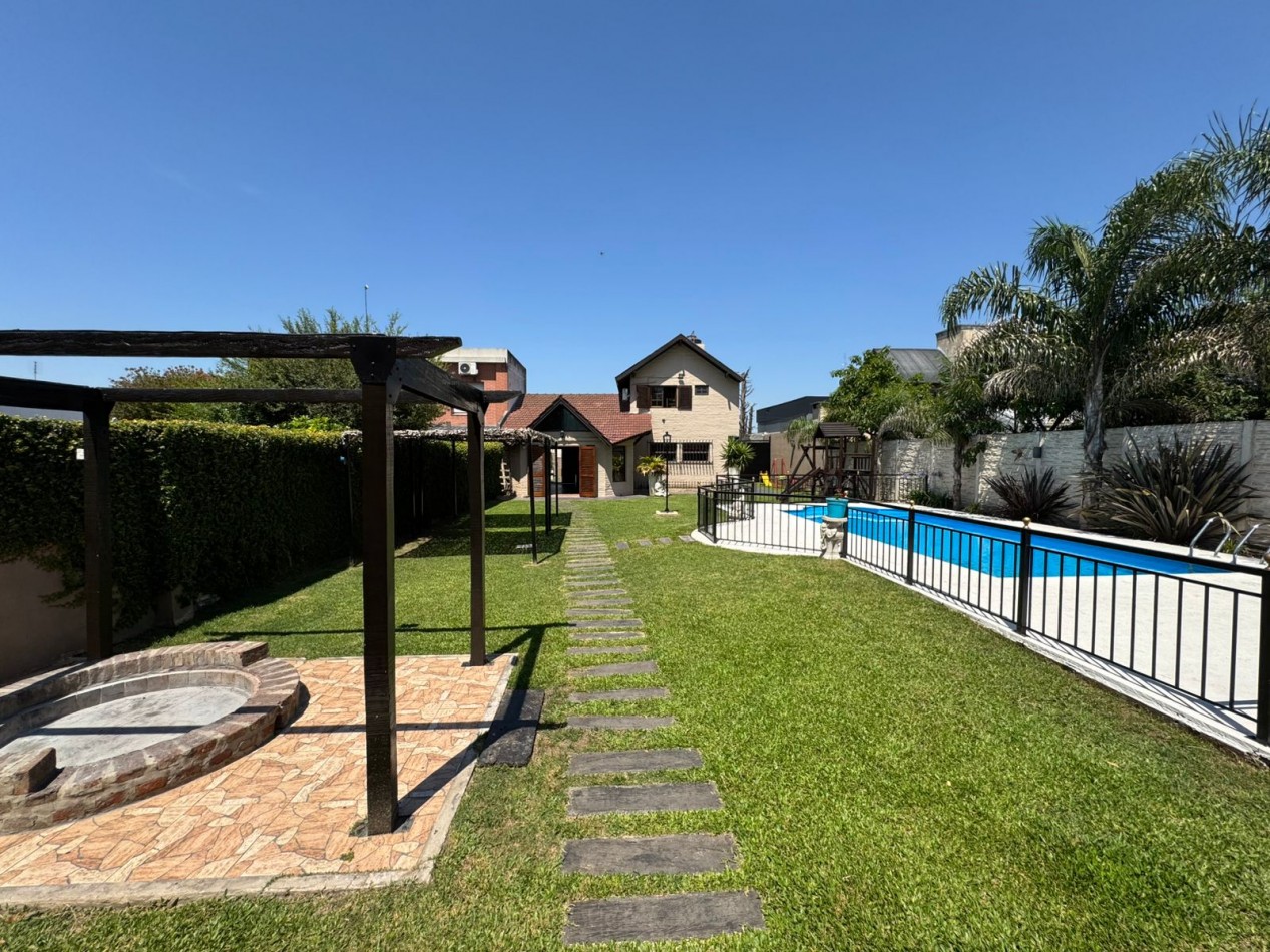 CASA QUINTA 3 AMBIENTES EN LOTE DE 734 m² CON PARQUE, QUINCHO Y PILETA. REF. 882