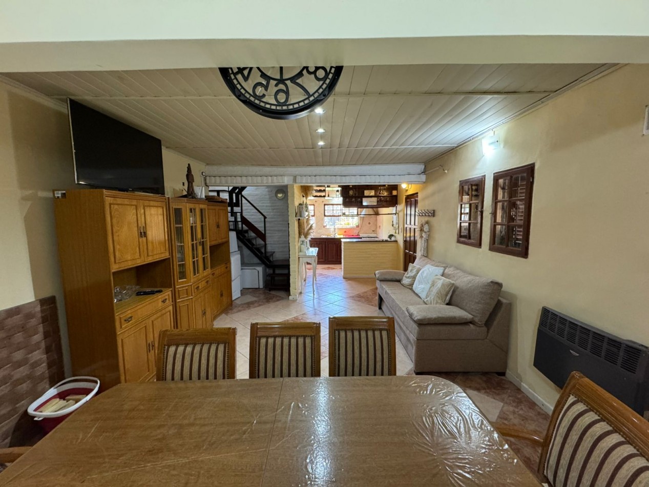 CASA QUINTA 3 AMBIENTES EN LOTE DE 734 m² CON PARQUE, QUINCHO Y PILETA. REF. 882