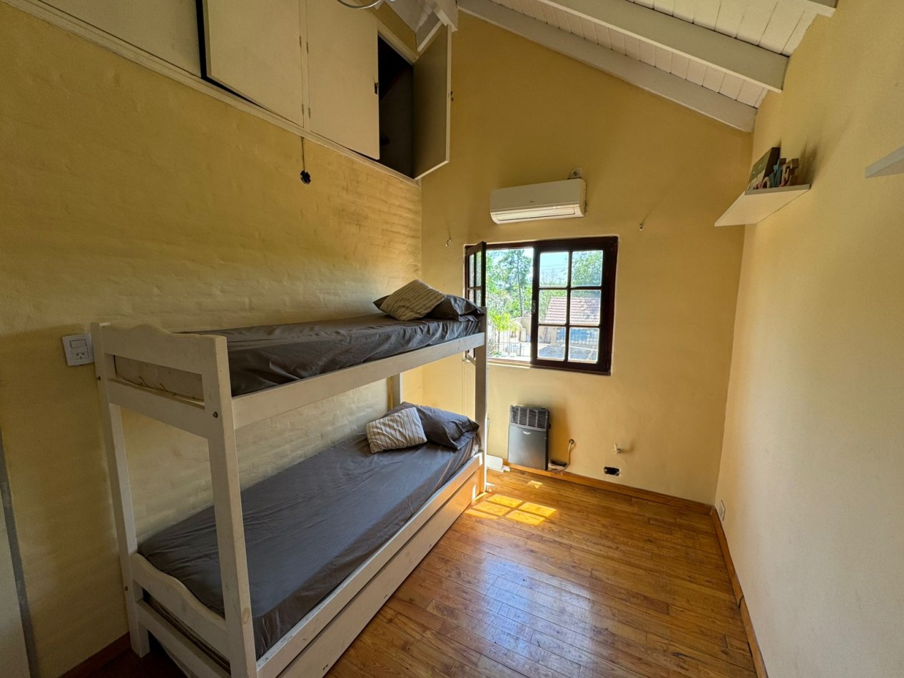 CASA QUINTA 3 AMBIENTES EN LOTE DE 734 m² CON PARQUE, QUINCHO Y PILETA. REF. 882