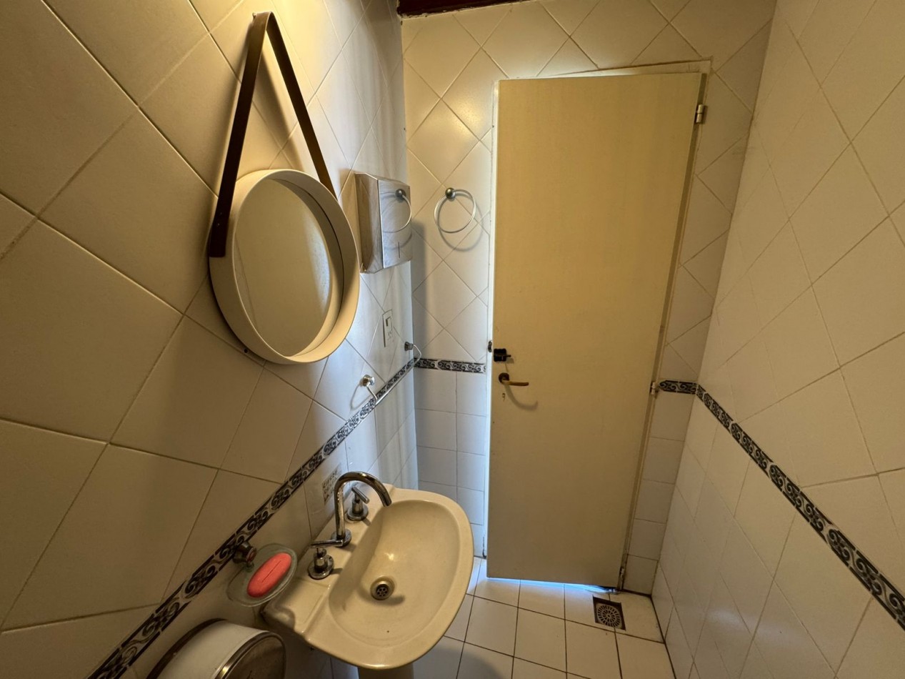 CASA QUINTA 3 AMBIENTES EN LOTE DE 734 m² CON PARQUE, QUINCHO Y PILETA. REF. 882