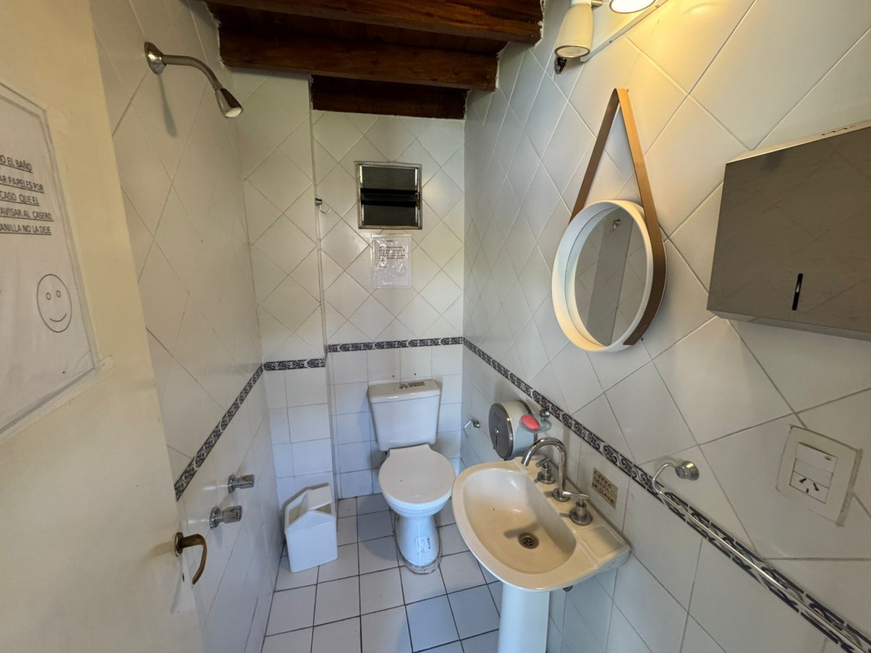 CASA QUINTA 3 AMBIENTES EN LOTE DE 734 m² CON PARQUE, QUINCHO Y PILETA. REF. 882