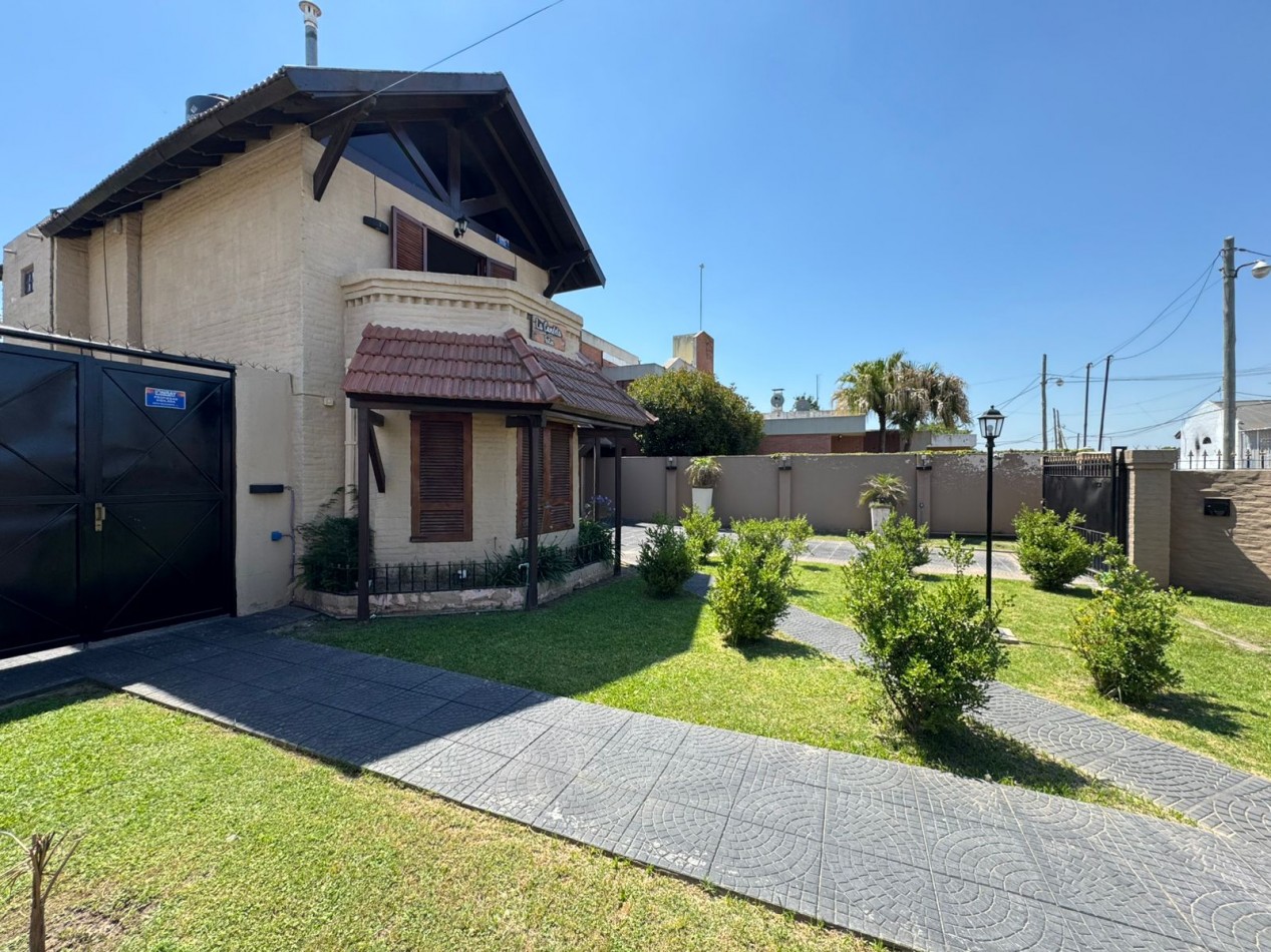 CASA QUINTA 3 AMBIENTES EN LOTE DE 734 m² CON PARQUE, QUINCHO Y PILETA. REF. 882