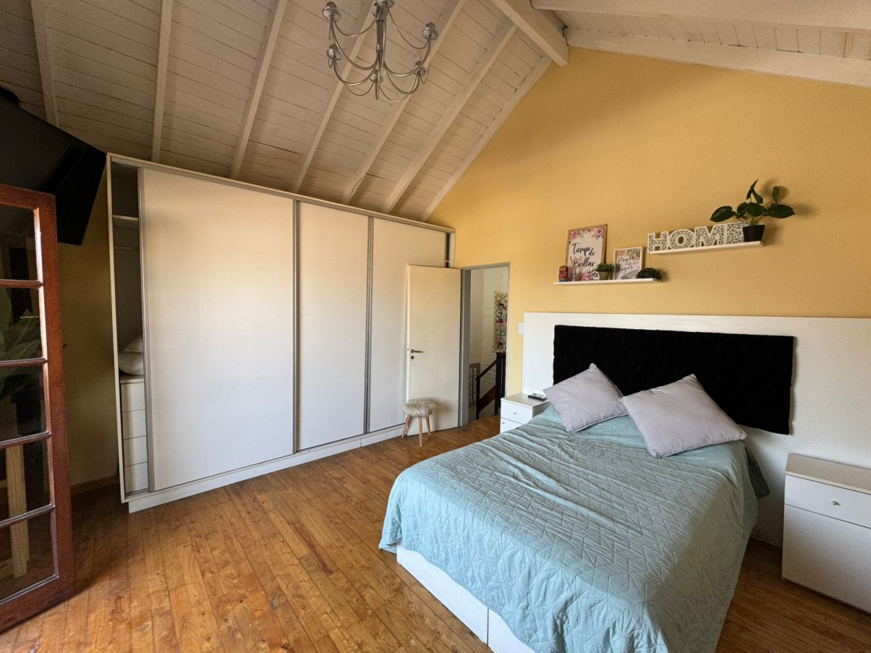 CASA QUINTA 3 AMBIENTES EN LOTE DE 734 m² CON PARQUE, QUINCHO Y PILETA. REF. 882