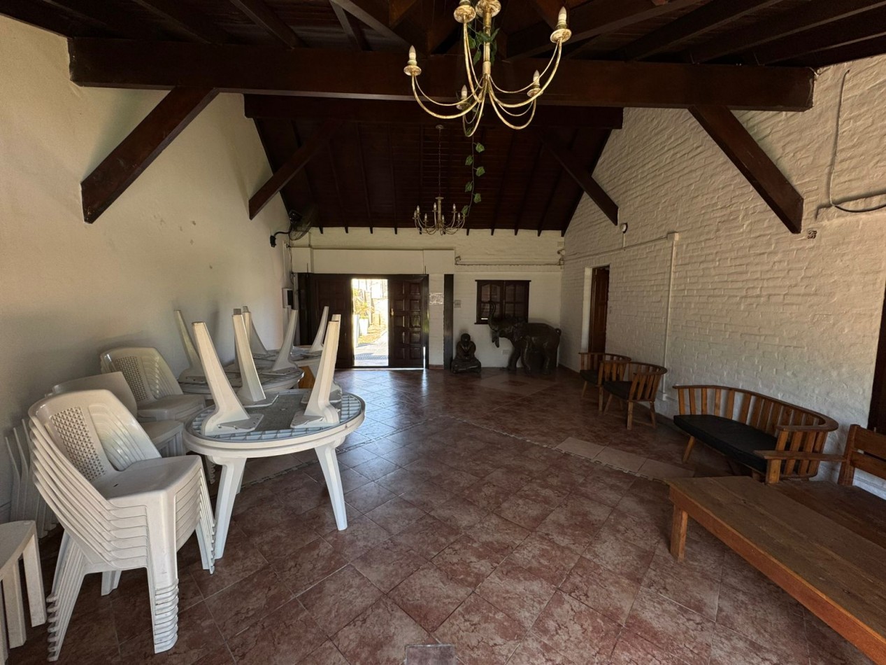 CASA QUINTA 3 AMBIENTES EN LOTE DE 734 m² CON PARQUE, QUINCHO Y PILETA. REF. 882