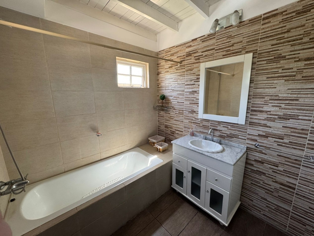 CASA QUINTA 3 AMBIENTES EN LOTE DE 734 m² CON PARQUE, QUINCHO Y PILETA. REF. 882