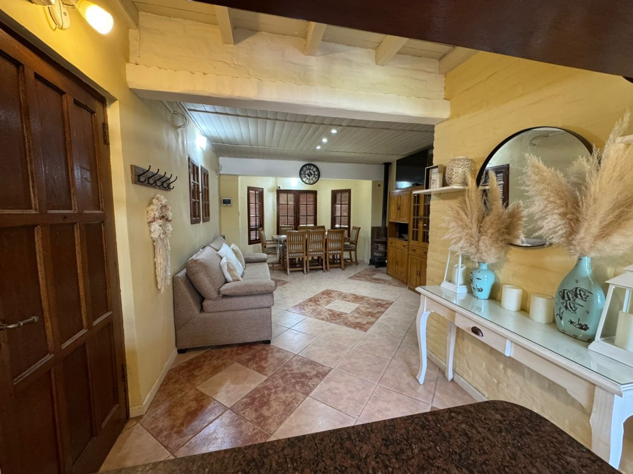 CASA QUINTA 3 AMBIENTES EN LOTE DE 734 m² CON PARQUE, QUINCHO Y PILETA. REF. 882