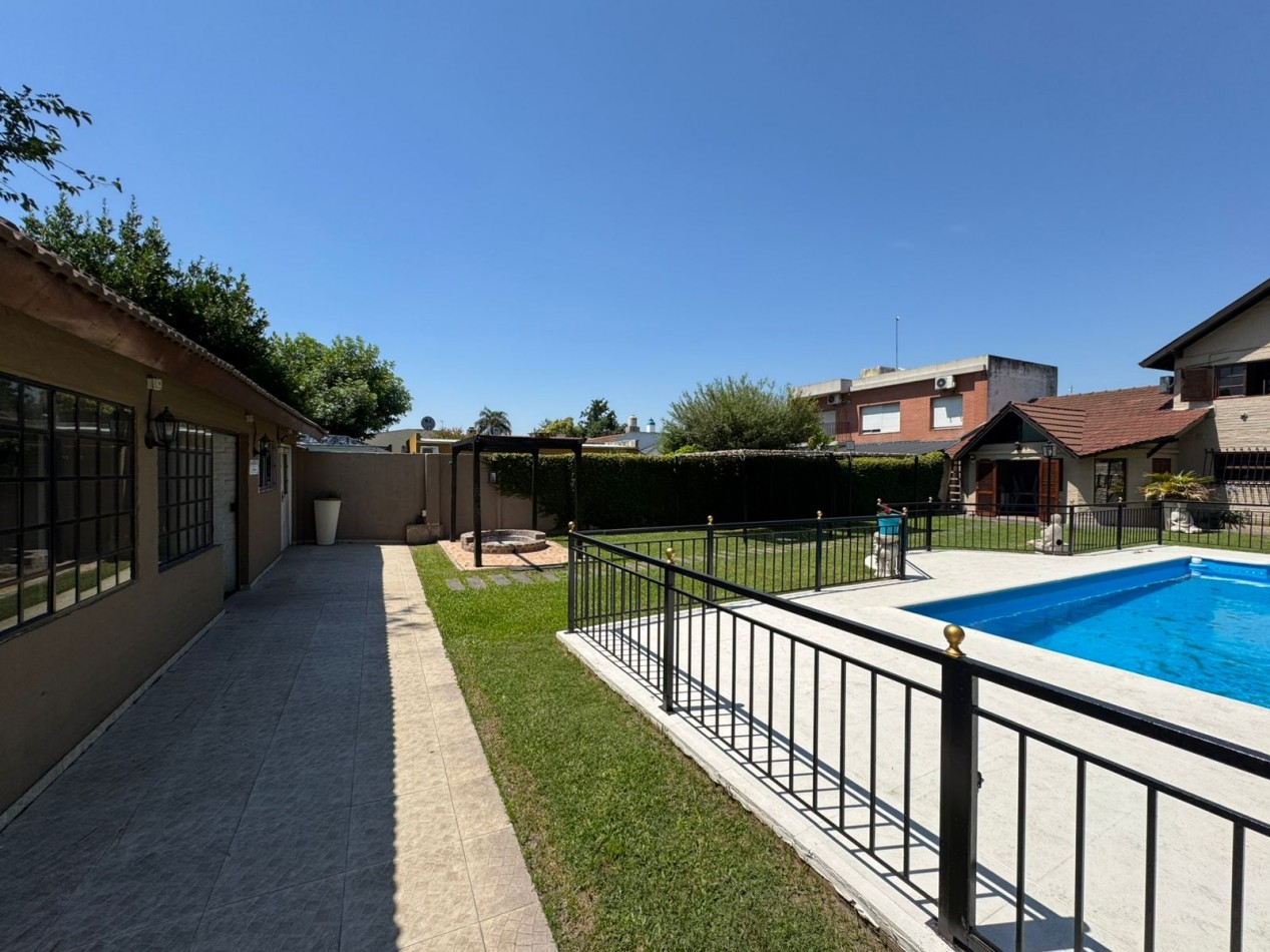 CASA QUINTA 3 AMBIENTES EN LOTE DE 734 m² CON PARQUE, QUINCHO Y PILETA. REF. 882