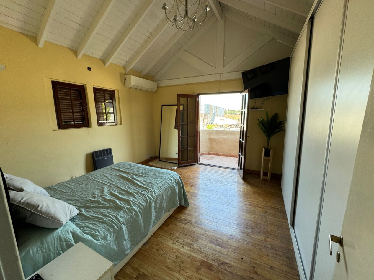 CASA QUINTA 3 AMBIENTES EN LOTE DE 734 m² CON PARQUE, QUINCHO Y PILETA. REF. 882