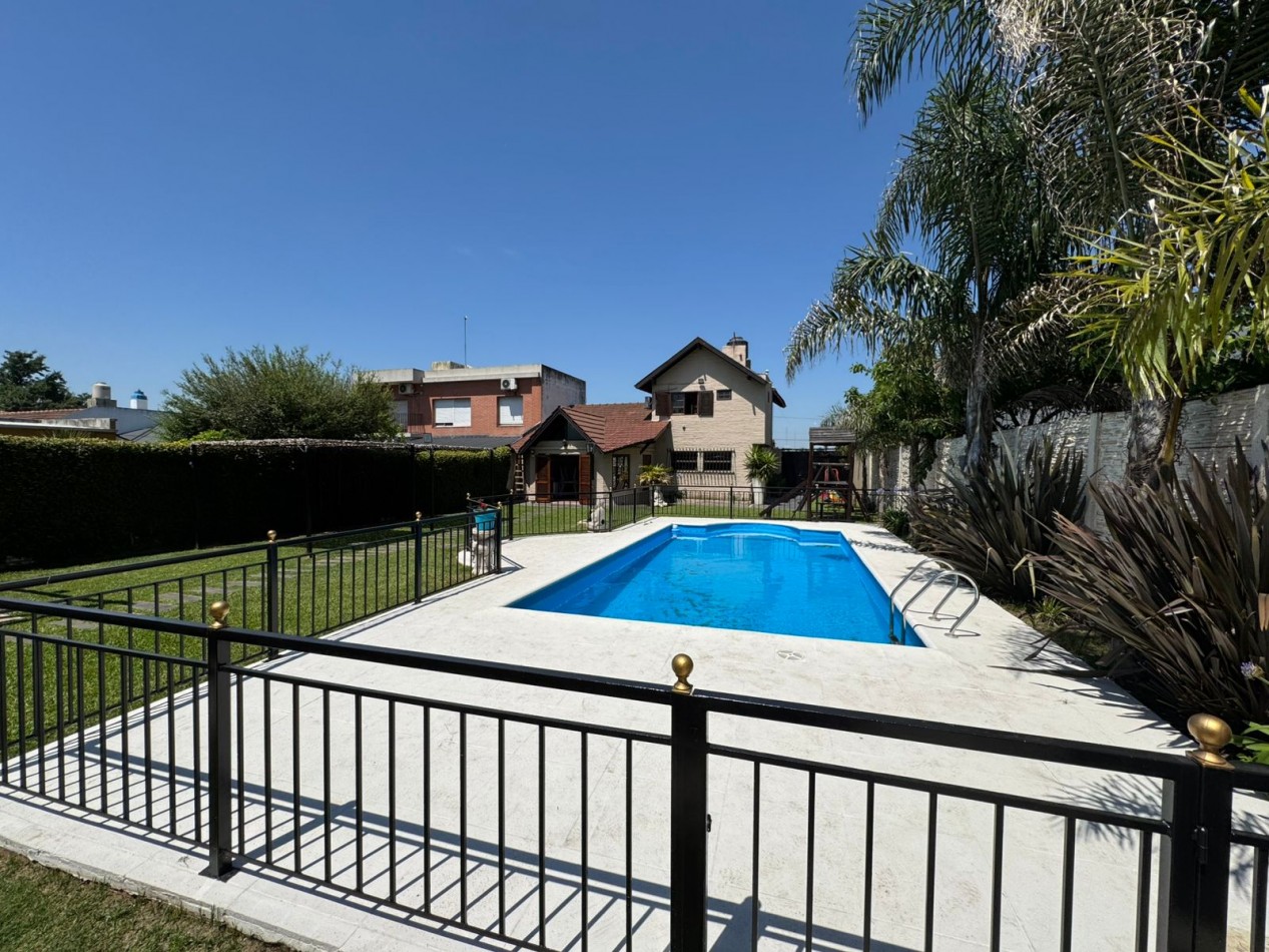 CASA QUINTA 3 AMBIENTES EN LOTE DE 734 m² CON PARQUE, QUINCHO Y PILETA. REF. 882