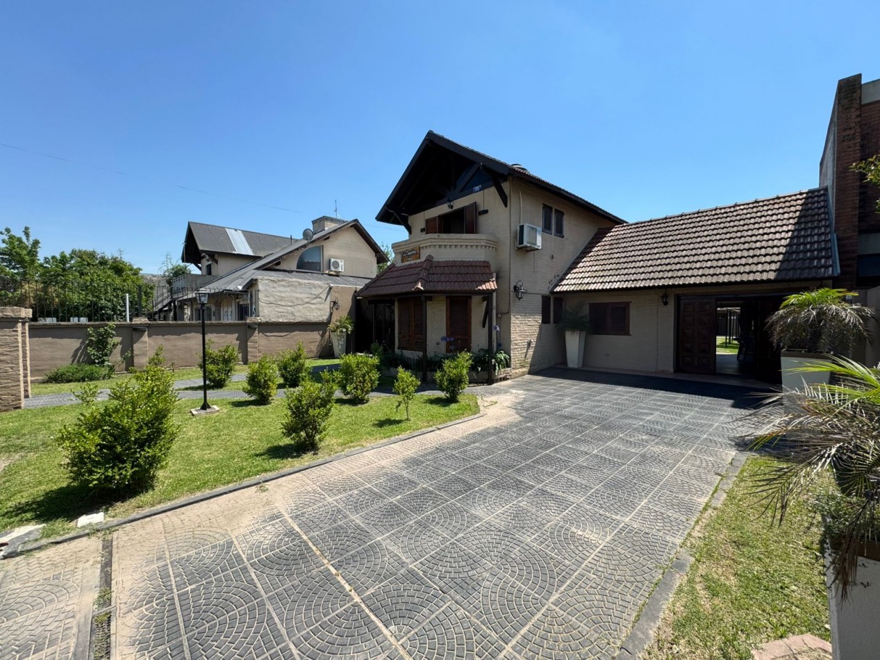 CASA QUINTA 3 AMBIENTES EN LOTE DE 734 m² CON PARQUE, QUINCHO Y PILETA. REF. 882