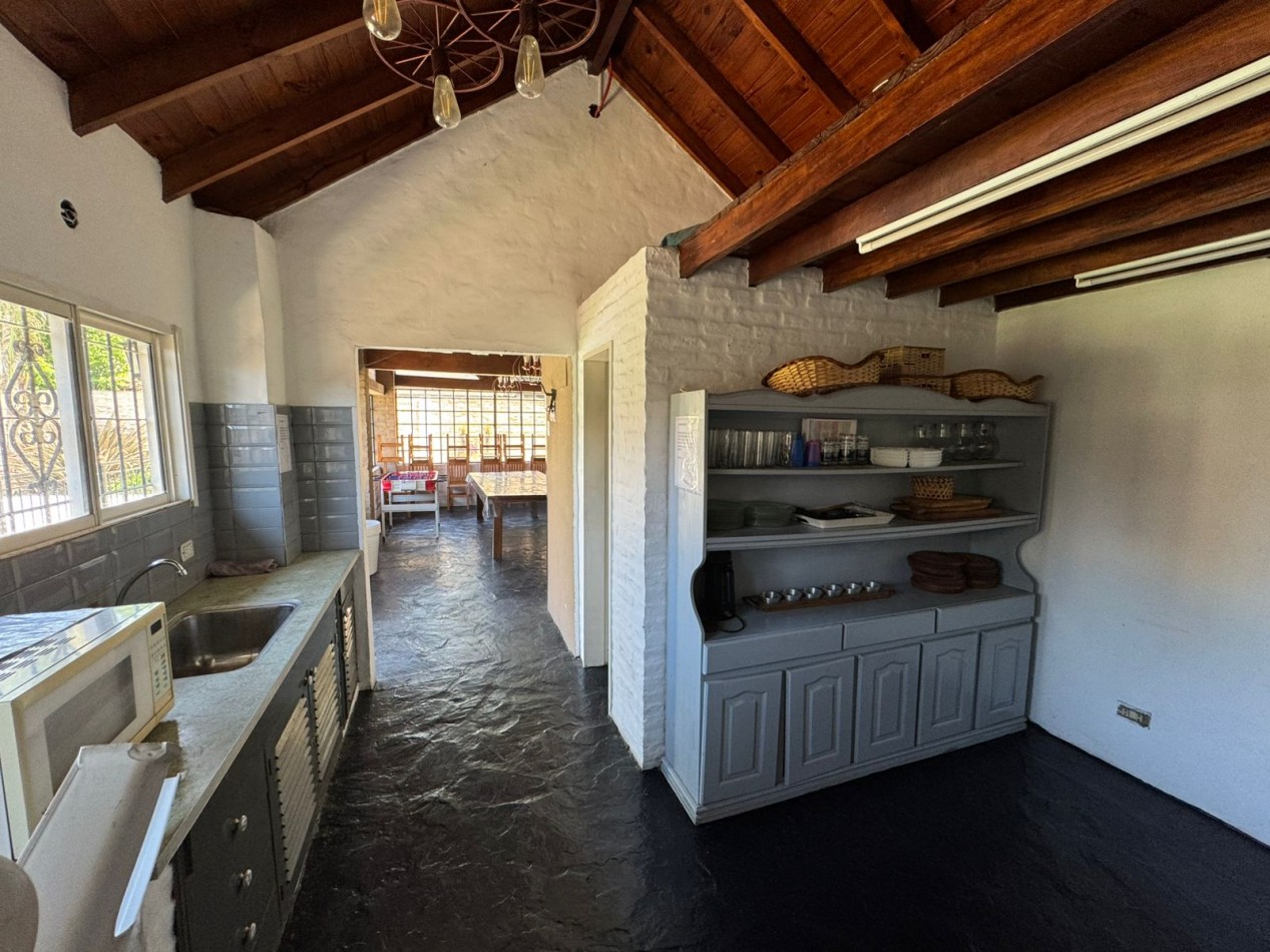 CASA QUINTA 3 AMBIENTES EN LOTE DE 734 m² CON PARQUE, QUINCHO Y PILETA. REF. 882