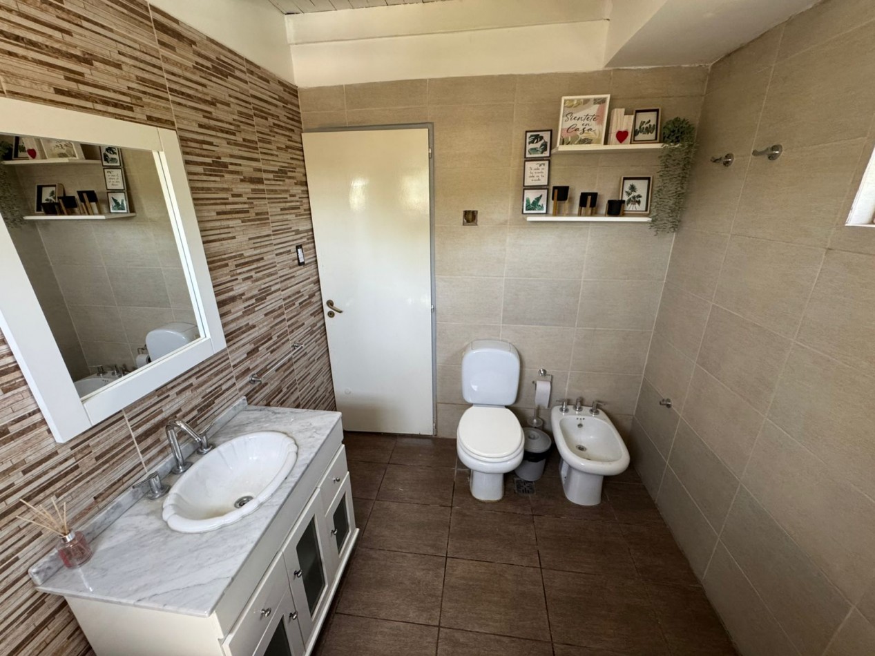 CASA QUINTA 3 AMBIENTES EN LOTE DE 734 m² CON PARQUE, QUINCHO Y PILETA. REF. 882