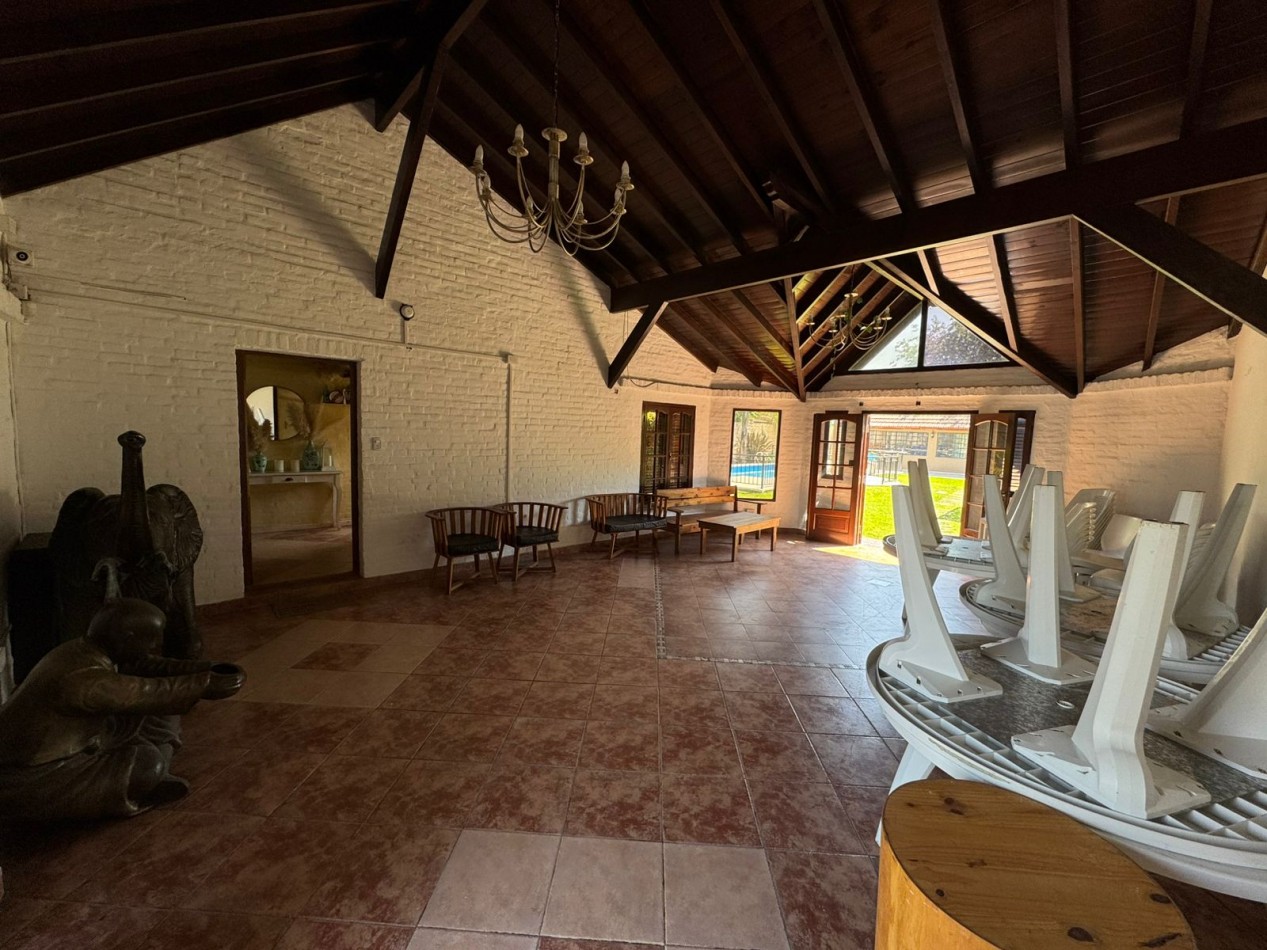 CASA QUINTA 3 AMBIENTES EN LOTE DE 734 m² CON PARQUE, QUINCHO Y PILETA. REF. 882