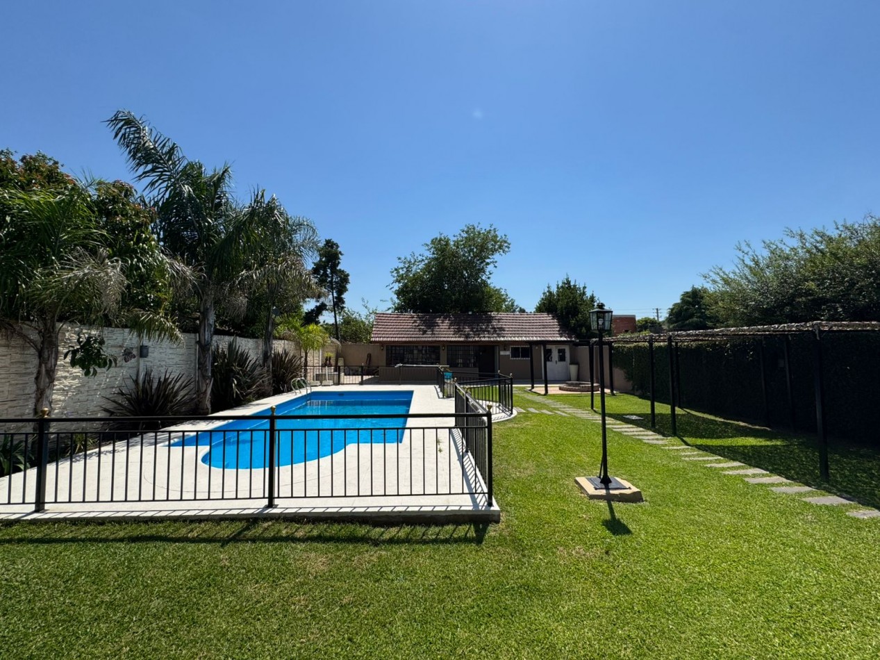 CASA QUINTA 3 AMBIENTES EN LOTE DE 734 m² CON PARQUE, QUINCHO Y PILETA. REF. 882