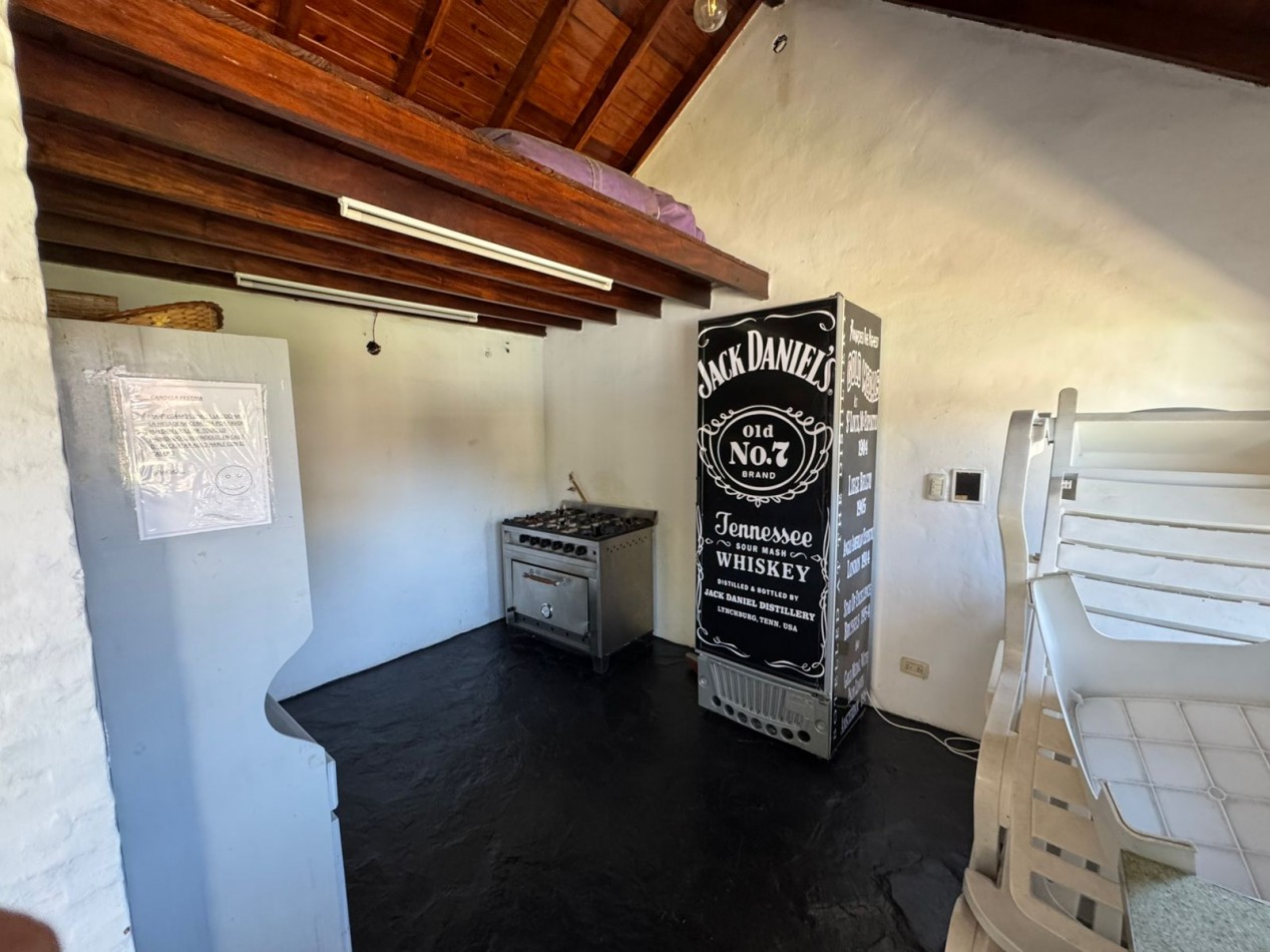 CASA QUINTA 3 AMBIENTES EN LOTE DE 734 m² CON PARQUE, QUINCHO Y PILETA. REF. 882