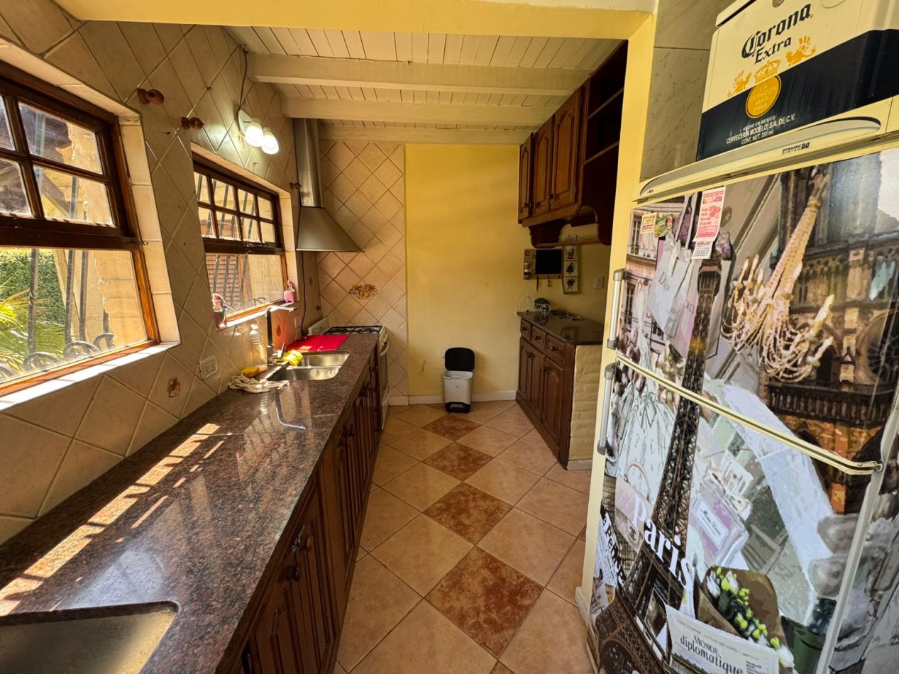 CASA QUINTA 3 AMBIENTES EN LOTE DE 734 m² CON PARQUE, QUINCHO Y PILETA. REF. 882