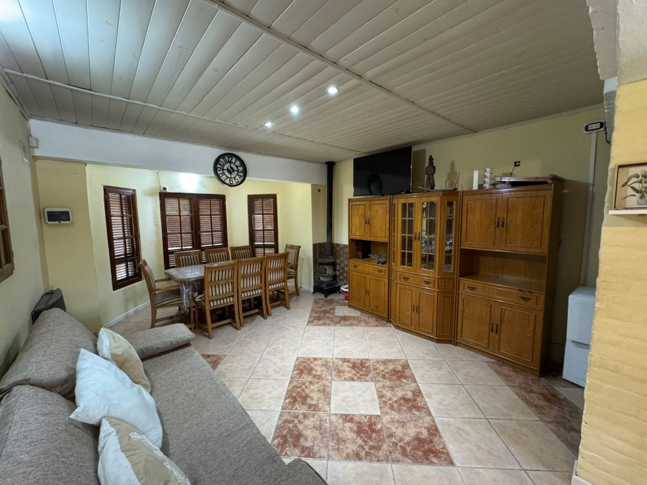 CASA QUINTA 3 AMBIENTES EN LOTE DE 734 m² CON PARQUE, QUINCHO Y PILETA. REF. 882